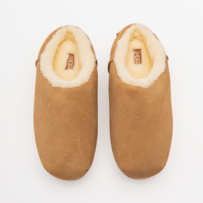 Pantufas castanhas com interior de pêlo branco e etiqueta UGG