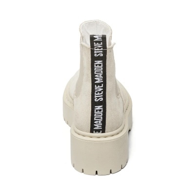 Botim off-white com sola grossa e faixa preta atrás com texto Steve Madden