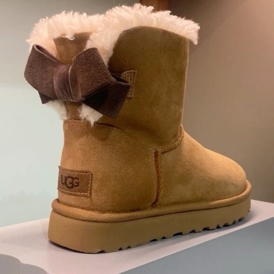 Bota UGG castanha com laço e interior forrado em pele branca
