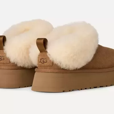 Sapatos UGG em camurça castanha com interior em lã branca e sola grossa