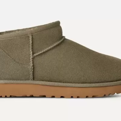 Bota ankle boot de camurça verde-oliva com sola de borracha castanha e etiqueta UGG