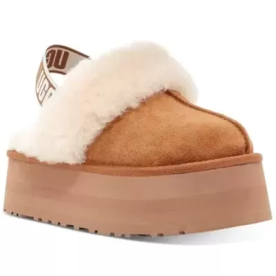 Chancla plataforma em camurça castanha com forro felpudo branco e alça traseira com texto.
