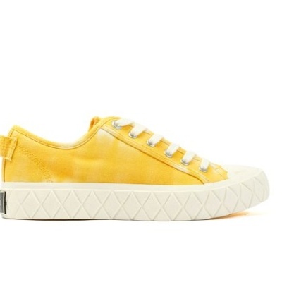 Tênis casual amarelo com sola branca texturada e atacadores brancos