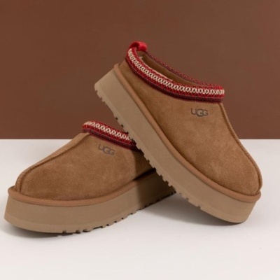 Chinelos UGG castanhos com sola bege e detalhes em vermelho e branco