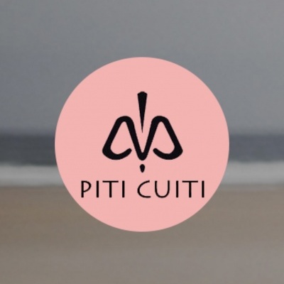 Logotipo PITI CUITI com fundo de praia e mar desfocado