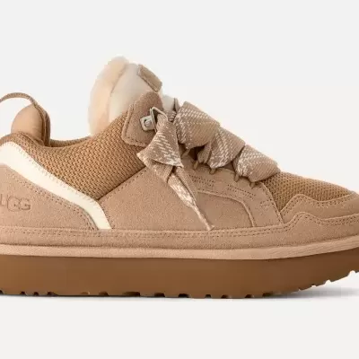 Tênis UGG bege com sola castanha e atacadores largos xadrez.