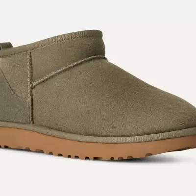 Bota curta em camurça verde-oliva com sola castanha