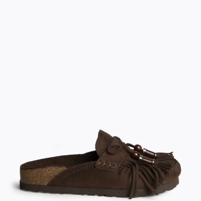 Sapato mocassim castanho com franjas e contas decorativas