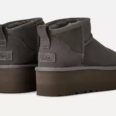 Botins UGG castanhos escuros com sola plataforma e interior felpudo