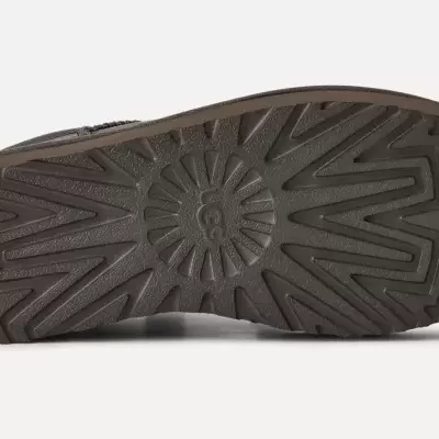 Sola de bota castanha escura com padrão geométrico e logótipo UGG