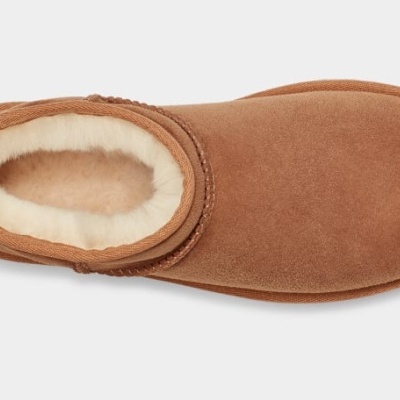Pantufa castanha de camurça com forro de pelo branco vista de cima