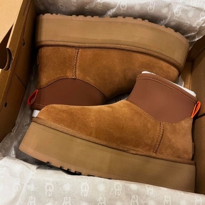 Botas caramelo em camurça com sola grossa bege num caixa de cartão