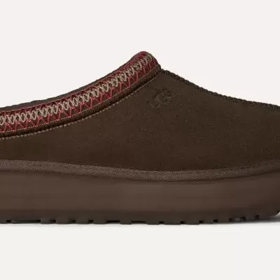 Chinelo castanho em camurça com sola espessa e bordado na borda