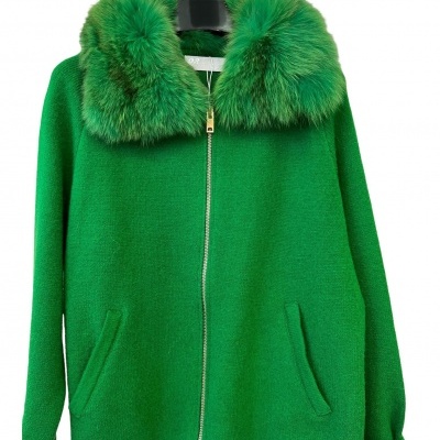 Camisola de malha verde com gola de pelo verde e fecho de correr