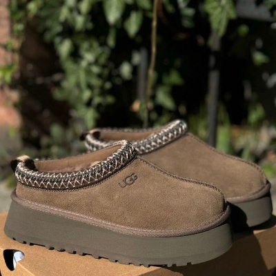 Sapatos tipo mocassim UGG castanhos em camurça com sola grossa e detalhe borda entrelaçada