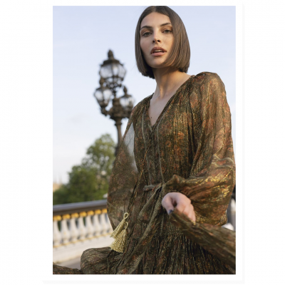 Vestido comprido verde com padrão floral e cintos com tassel