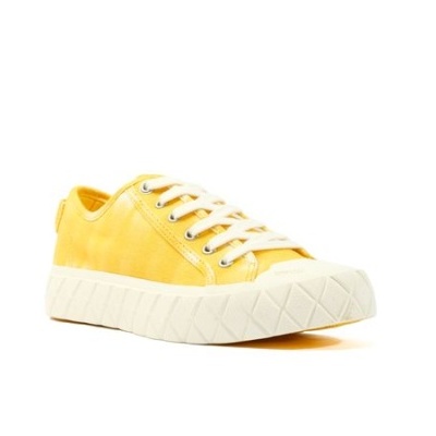 Ténis amarelo com sola branca em fundo branco