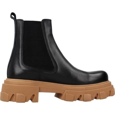 Bota Chelsea preta com sola castanha grossa e elásticos laterais