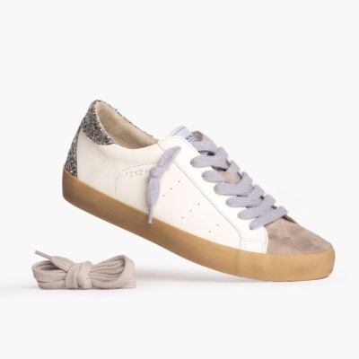 Ténis branco com detalhes cinzentos e sola castanha clara com atacadores cinzentos e pares extras