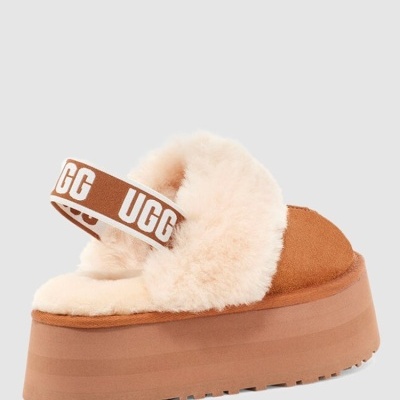 Chinelo plataforma castanho com pelo creme e alça elástica UGG
