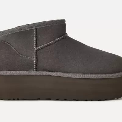 Bota de plataforma cinza escuro com sola grossa castanha