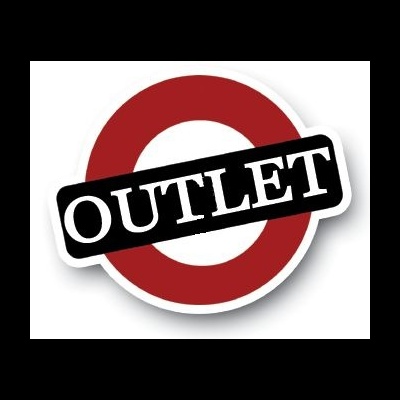 Sinal com círculo vermelho e faixa preta com palavra OUTLET branca