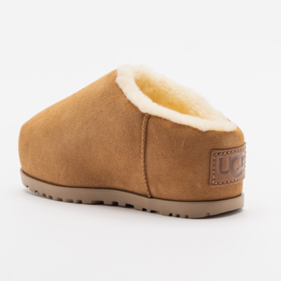 Chinelo mule UGG castanho com interior de pelúcia branca e sola de borracha