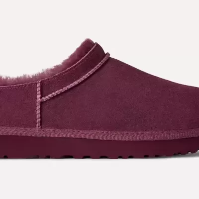 Pantufa chausson bordô de camurça com pelúcia interior e sola de borracha.
