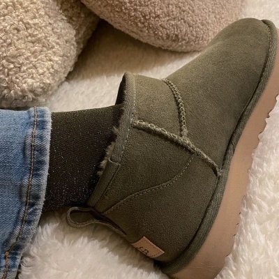 Bota verde de camurça com sola bege e interior forrado a pele