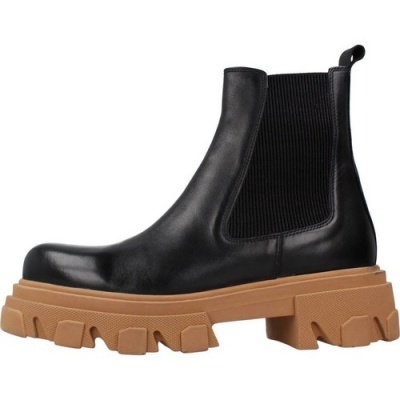 Bota Chelsea preta em pele com sola castanha grossa em fundo branco