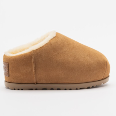 Pantufa mule castanha com interior felpudo e etiqueta UGG na traseira.