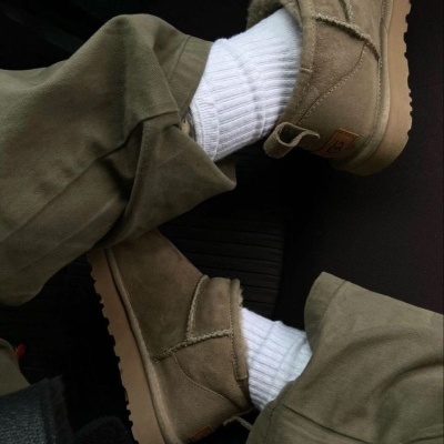 Botas UGG masculinas castanhas de pele de camurça com sola bege e meias brancas