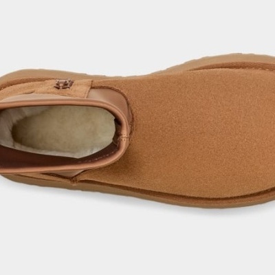 Bota castanha clara com interior branco felpudo vista de cima