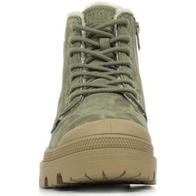 Bota militar verde-oliva com sola castanha e atacadores, vista frontal