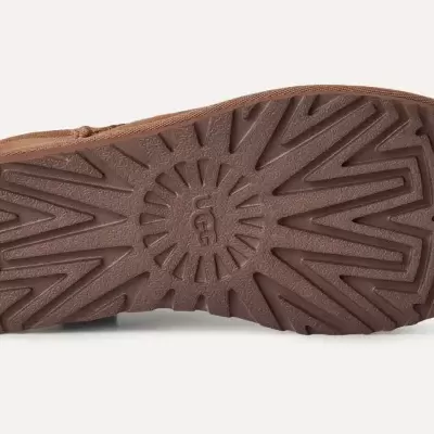 Sola marron com padrão em ziguezague e texto UGG