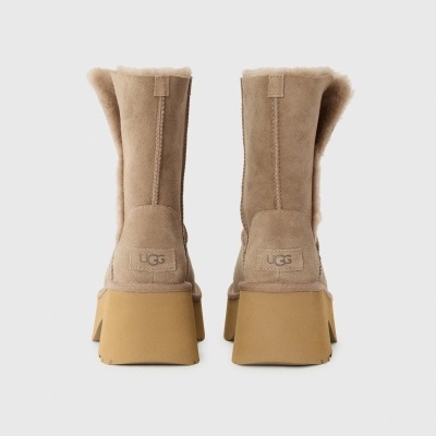 Botas UGG de camurça bege vistas de trás