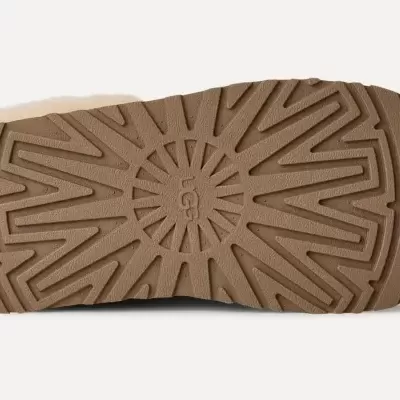 Sola de borracha castanha com padrão geométrico e logotipo UGG