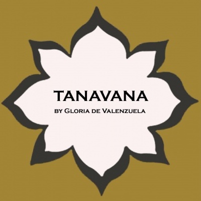 Logótipo TANAVANA by Gloria de Valenzuela com flor estilizada branca e contorno preto em fundo castanho
