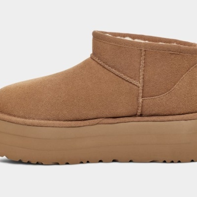 Bota castanha de camurça com sola plataforma grossa e interior forrado