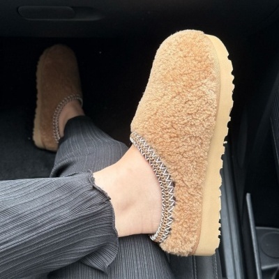 Chinelos tipo mule castanhos claros com sola beige e bordado branco e castanho