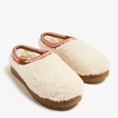 Chinelos tipo mule creme com acabamento vermelho e sola castanha