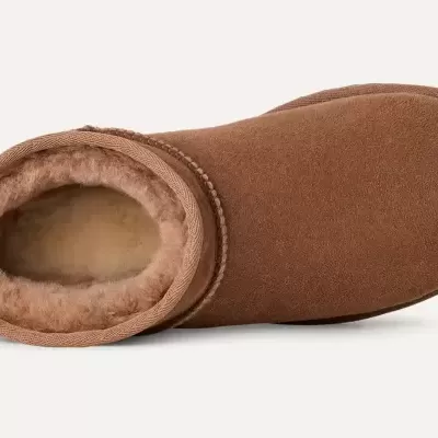 Bota castanha de camurça vista de cima