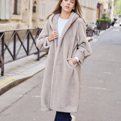 Casaco comprido bege claro de tecido macio com capuz e bolsos laterais