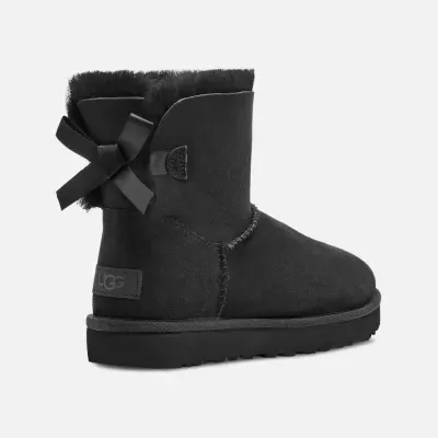 Bota UGG preta de camurça com laço e sola preta em fundo branco