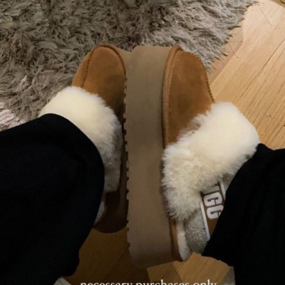 Pantufas UGG castanhas com interior branco felpudo e sola espessa