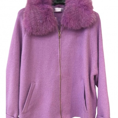 Casaco lilás com gola de pelo roxo