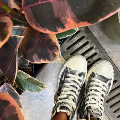 Sapatilhas altas brancas e transparentes com plantas e ralo metálico