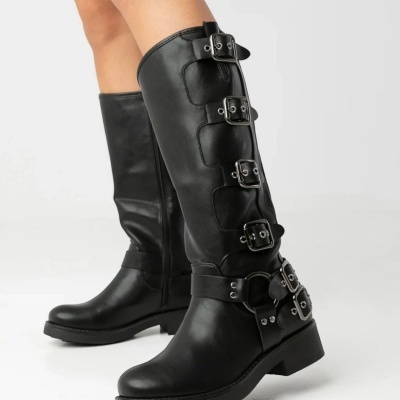 Botas pretas de cano alto com fivelas metálicas