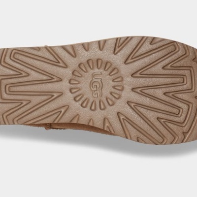 Sola de sapato castanha com padrão geométrico em relevo