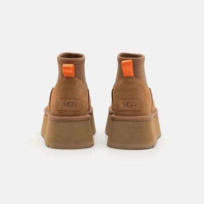 Ténis altos castanhos UGG vistos de trás com detalhe laranja